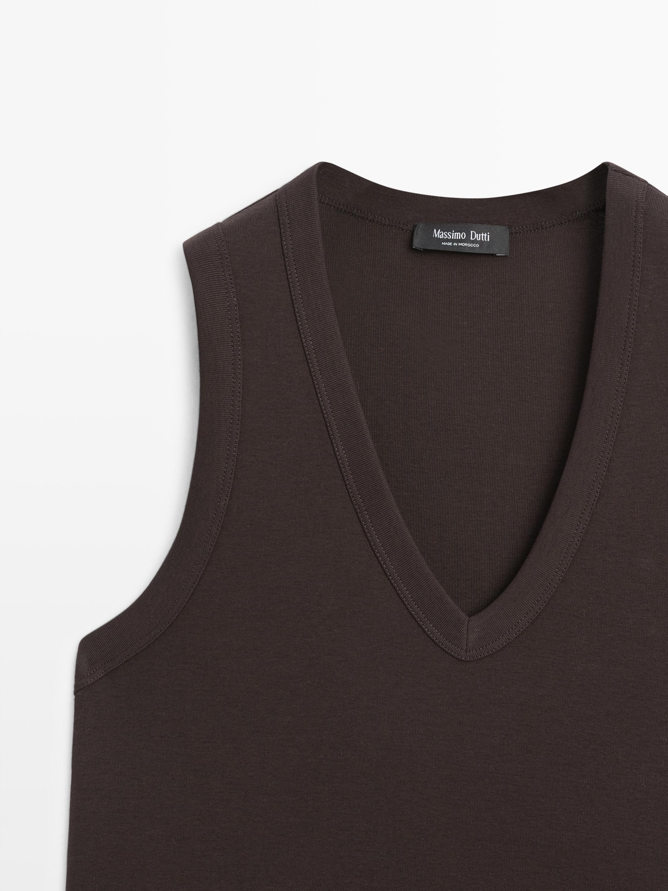 100% cotton V-neck T-shirt